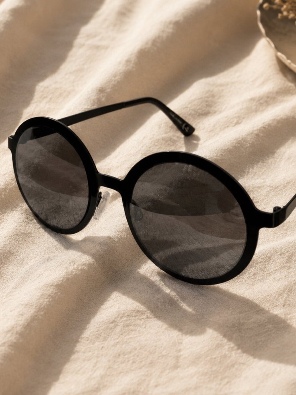 Black Round Sunglasses Mirrored Smoke Lens Minimalist Retro UV400